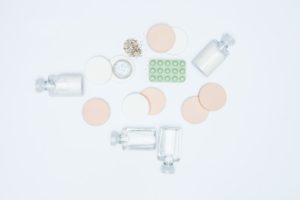 女性が悩む、寝起きの顔のテカリの主な原因と、その防止法を6つ解説!